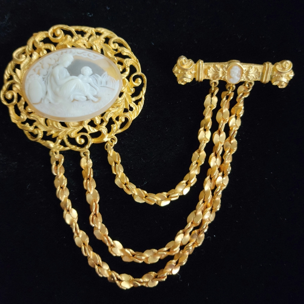 Vintage Heavy Gold Plate Signed Cameo Brooch